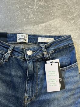 Guess Skinny Jeans mit Details aus Strasssteinen