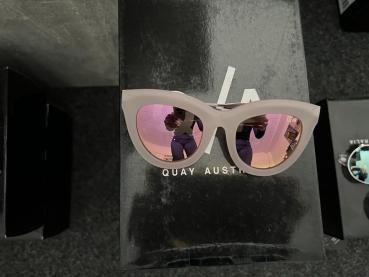 Sonnenbrille rosa, Quay