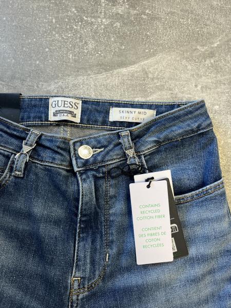 Guess Skinny Jeans mit Details aus Strasssteinen