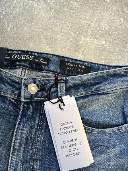 Guess Skinny Jeans mit Strasssteinen und Pailetten